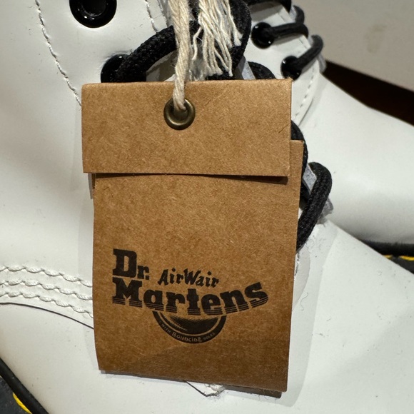 Dr. Martens White Leather Boots with Black Laces NWT EU 41/US 9 - Picture 2 of 4